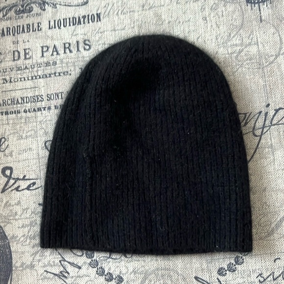 Aritzia Accessories - Aritzia cashmere hat